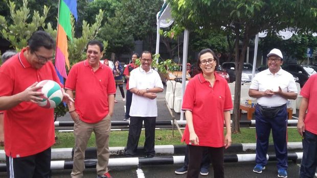 Olahraga Pagi, Sri Mulyani Main Voli Bareng Pejabat Kemenkeu