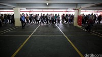 Antrean pencari kerja di Indonesia Career Expo terlihat sejak basemant Balai Kartini, sebelum pintu masuk pameran.