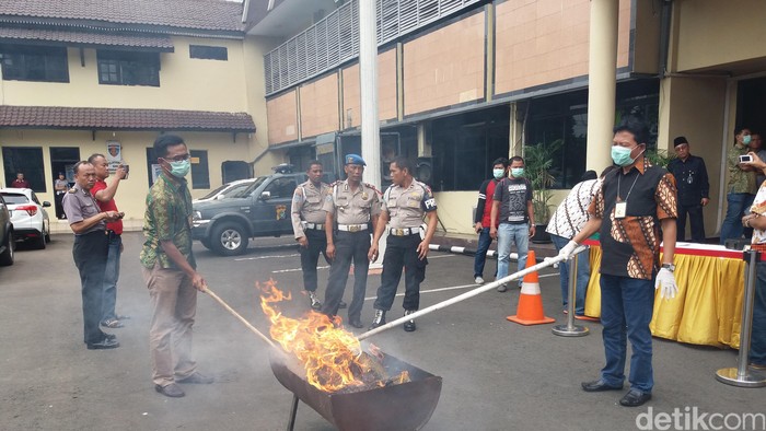 Polres Jakbar Musnahkan Belasan Kilogram Ganja dan Sabu