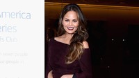 Chrissy tampil cantik dengan dress serta heels berwarna merah. Dave Kotinsky/Getty Images for NYCWFF/detikFoto.
