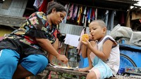 Seorang ibu dan anaknya sarapan pagi.