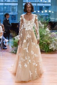 10 Ide Two Pieces Wedding Dress yang 'Membentuk' Tubuh Indahmu. Demi  Paripurna Jadi Ratu Seharinya!
