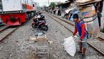 Geliat Warga di Sepanjang Jalur KRL Petamburan
