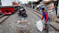 Sebagian besar warga yang tinggal di kawasan ini berprofesi sebagai pemulung dan pedagang.