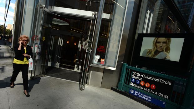 Masih mengandalkan subjek yang kontras: tua vs muda di sebuah jalan di Kota New York (Ari Saputra/detikTravel)