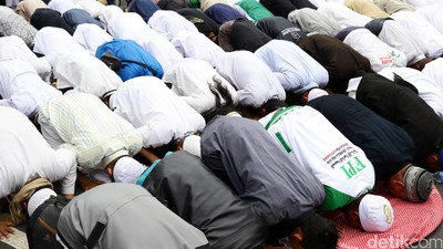 Ini Penampakan Massa FPI Salat di Depan Balai Kota
