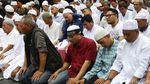 Ini Penampakan Massa FPI Salat di Depan Balai Kota