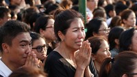 Warga berdoa untuk almarhum Raja Bhumibol Adulyadej. REUTERS/Edgar Su.