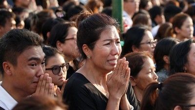 Warga Beri Penghormatan Terakhir untuk Raja Bhumibol