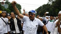 Tiba di Balai Kota, massa FPI langsung berorasi.