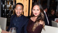 John Legend dan Chrissy Teigen saat makan malam di New York, AS pada Kamis malam (13/10/2016) waktu setempat. Dave Kotinsky/Getty Images for NYCWFF/detikFoto.