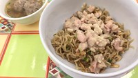 Bakmi Ayam Bakso Sapi berupa mie lembut mulur dengan topping potongan daging ayam bersaus gurih. Pelengkap bakso urat yang kenyal menambah kenikmatan sajian.