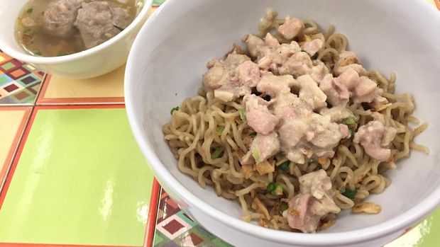 Warung Peranakan: Di Sini Ada Racikan Nasi Rames dengan Semur Daging dan Terung Balado