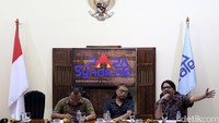 Pakar komunikasi politik UI Ade Armando (kanan) menyampaikan pendapat dengan gayanya yang khas.