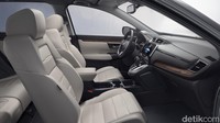 Untuk menambah kenyamanan, Honda menambahkan Hands-Free Access Power Tailgate yang memungkinkan membuka dan menutup pintu bagasi belakang dengan sensor kaki aktif yang berada di belakang mobil. lampu depan Auto High Beam dengan High Beam Support (HSS), dibalut krom, wiper dengan sensor air hujan, rel atap, dan beberapa aksesoris asli Honda.