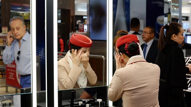 Memanfaatkan pantulan cermin untuk memperkaya cerita dan sisi kontras subjek: lelaki vs perempuan, tua vs muda (Ari Saputra/detikTravel)