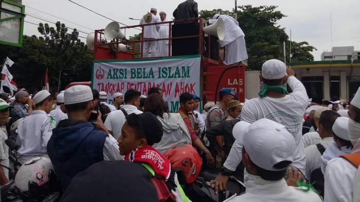 Massa Pendemo Ahok Mulai Bergerak, Lalin Depan Istiqlal Macet