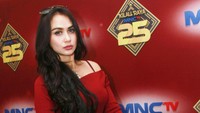Ia tampak mengekspose kaki jenjangnya lewat dress merah tersebut. Pool/Gus Mun/detikFoto.