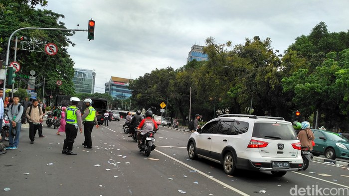 Pendemo Ahok di Depan Balai Kota Mulai Bubarkan Diri