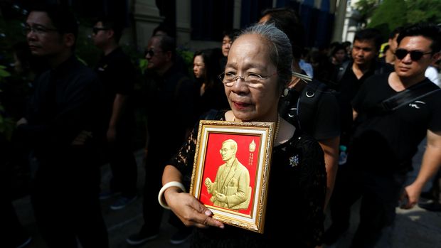Serba Hitam, Warga Thailand Antre Hadiri Ritual Persemayaman Raja Bhumibol
