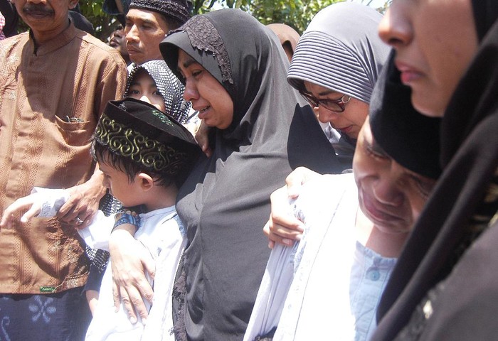 Isak Tangis di Pemakaman Korban Dimas Kanjeng Ismail Hidayah