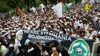 Massa Aksi Bela Islam berdemo di depan Balai Kota, Jakarta, Jumat (14/10).