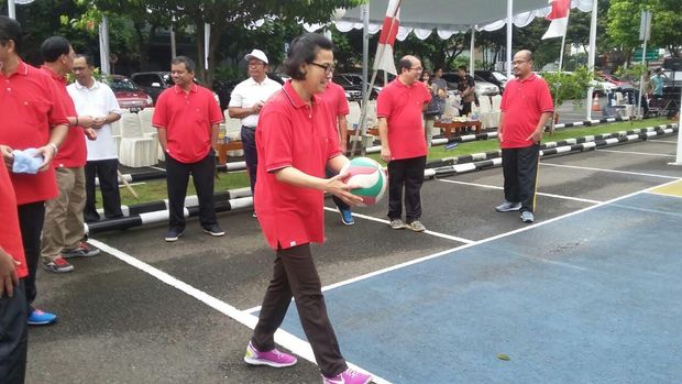 Olahraga Pagi, Sri Mulyani Main Voli Bareng Pejabat Kemenkeu