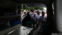 Salah seorang pendemo terlihat jatuh pingsan dan langsung dibawa menggunakan ambulans.