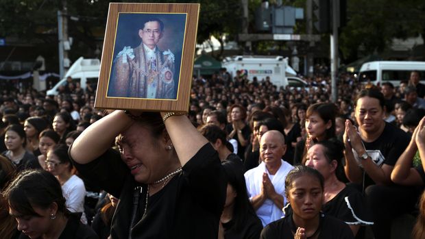 Warga Berlutut di Pinggir Jalan, Beri Penghormatan Terakhir pada Raja Bhumibol