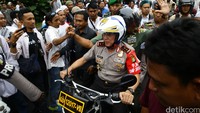 Kapolda Metro Jaya Irjen Pol Mochammad Iriawan dan Pangdam Jaya Mayjen Teddy Lhaksamana menyapa massa FPI.