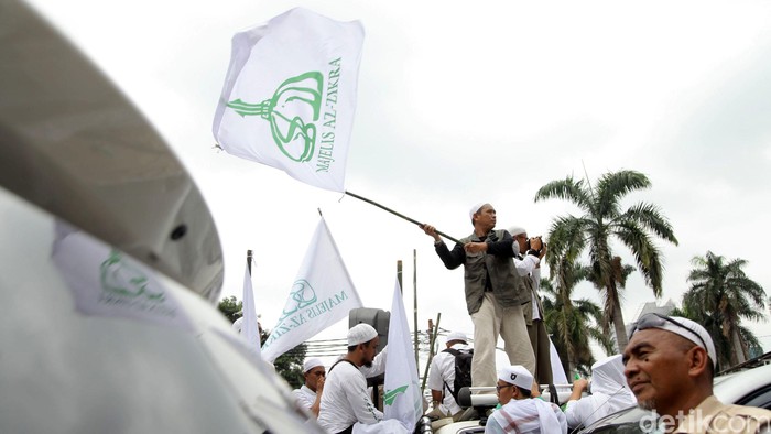 Massa dari Front Pembela Islam (FPI) longmarch dari Masjid Istiqlal menuju Balai Kota DKI. Mereka akan berdemo terkait pernyataan Ahok soal Surat Al-Maidah ayat 51.