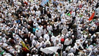 Massa dari Front Pembela Islam (FPI) putihkan Jalan Medan Merdeka Timur.