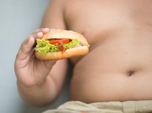Pria Ini Punya Payudara Berukuran A, Diyakini Gara-gara Junk Food