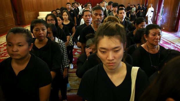 Serba Hitam, Warga Thailand Antre Hadiri Ritual Persemayaman Raja Bhumibol