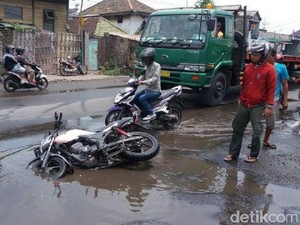 Agar Motor Tak Jatuh Saat Hantam Lubang Jalan, Ini Tekniknya