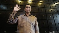 Muddai melambaikan tangan disela-sela memberikan keterangan pers terkait pengunduran dirinya sebagai calon Eksekutif Komite PSSI di Jakarta, Sabtu (15/10/2016).