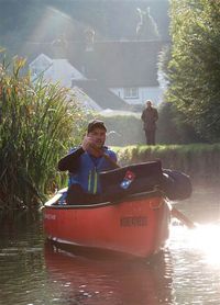 PIzza Ini Dikirim ke Rumah Pemesan dengan Menggunakan Perahu
