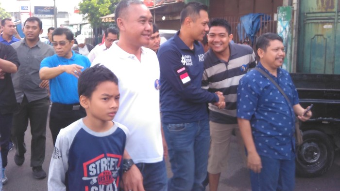 Agus Yudhoyono Sambangi Klender Jaktim, Warga Berebut Bersalaman