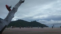 Area pantai yang lebar. Pantai ini bisa ditempuh lewat darat selama 2 jam dari Ketapang atau 5 jam dari Pontianak naik kapal cepat ke Kayong Utara (Andhika/detikTravel)