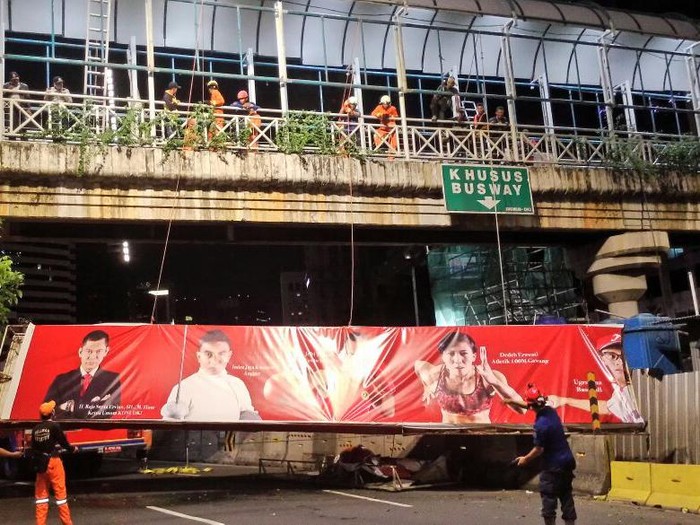 Reklame di JPO Tosari dan Setiabudi Dibongkar Petugas