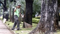Pekerja juga membersihkan area taman.