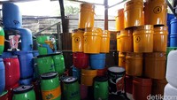 Tong sampah itu dicat sesuai pesanan.