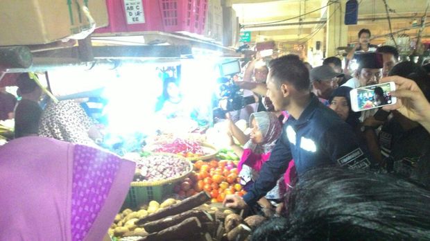  Blusukan Bareng Annisa Pohan, Agus Belanja Daster untuk Anaknya