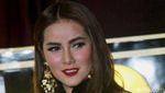 Olla Ramlan Menggoda dengan Gaun Ghea Panggabean