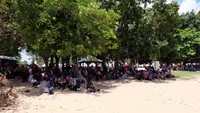 Warga menonton keseruan Sail Selat Karimata. Dengan pemandangan indah, wisatawan pun betah berlama-lama di lokasi (Andhika/detikTravel)