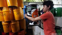 Tong sampah cantik ini dijual dengan harga bervariasi, mulai dari Rp 100 ribu hingga Rp 500 ribu.