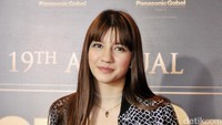 Cassandra Lee tampil dengan gaya rambut pirang.