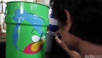 Nano menyelesaikan pembuatan tong sampah di Jalan Raya Buaran, Serpong, Tangerang Selatan, Jumat (14/10/2016) kemarin.