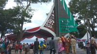 Dekorasi dalam rangka Sail Selat Karimata. Di sekitar pantai ada area parkir yang luas, musala, toilet umum, homestay dan Hotel Mutiara Kayong (Andhika/detikTravel)