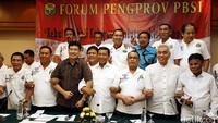 Wiranto bergandengan tangan dengan 22 pengurus provinsi PBSI yang mendukung dirinya untuk maju sebagai calon ketua umum PP PBSI.